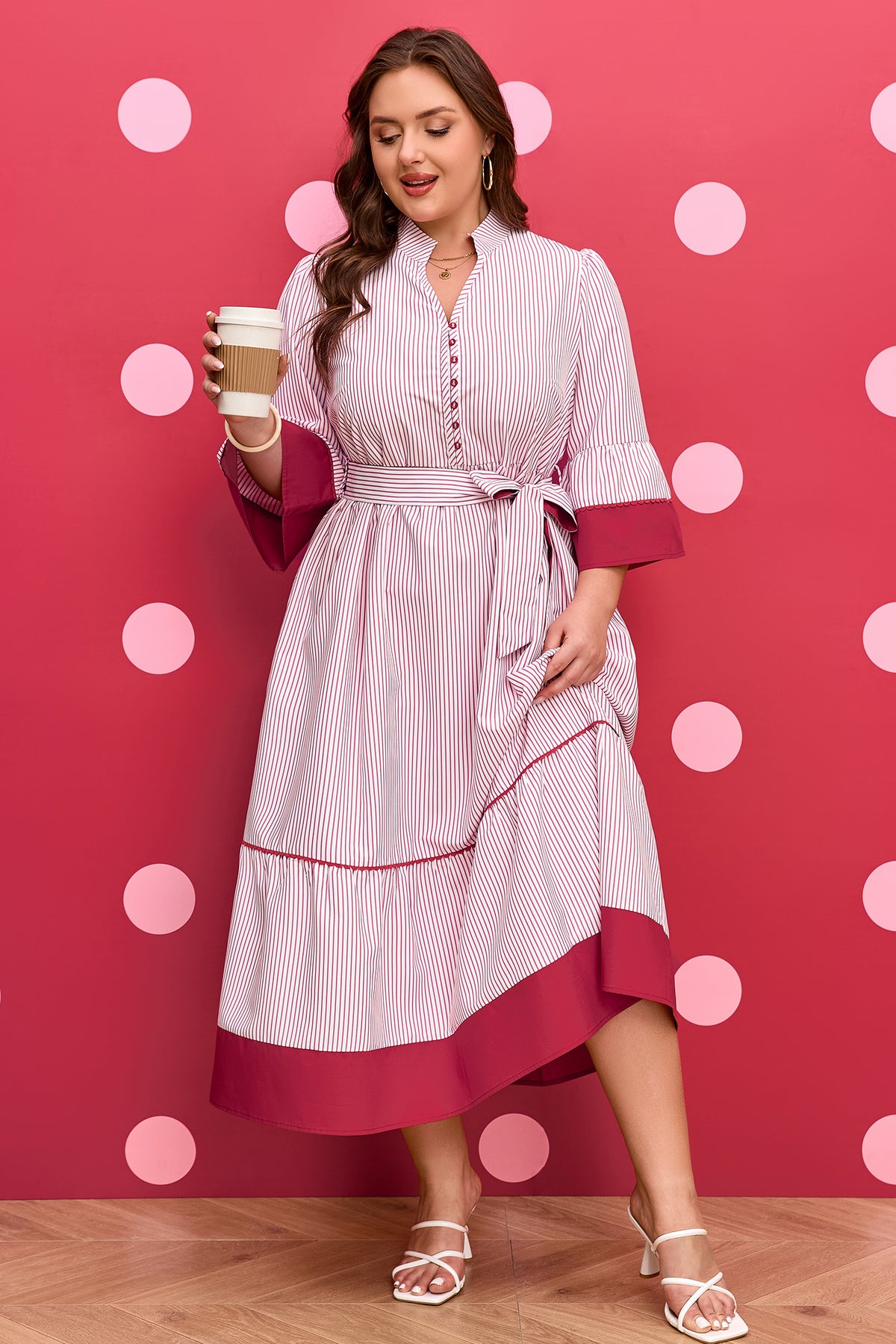 Robe maxi rayée avec col boutonné, ceinture nouée, volants et ourlet contrasté