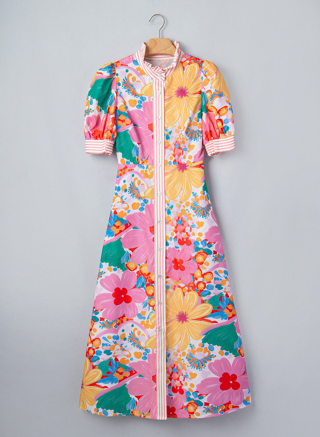 Robe fleurie manches courtes à col montant, fermeture boutonnée, couleurs rose et turquoise vives.