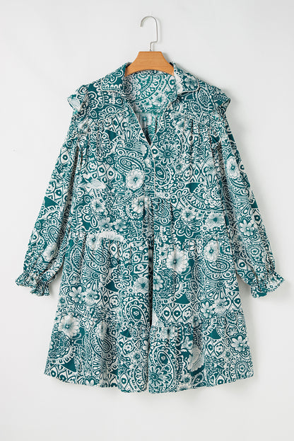 Robe turquoise à imprimé floral, col V avec boutons, dos et manches longues sur cintre.