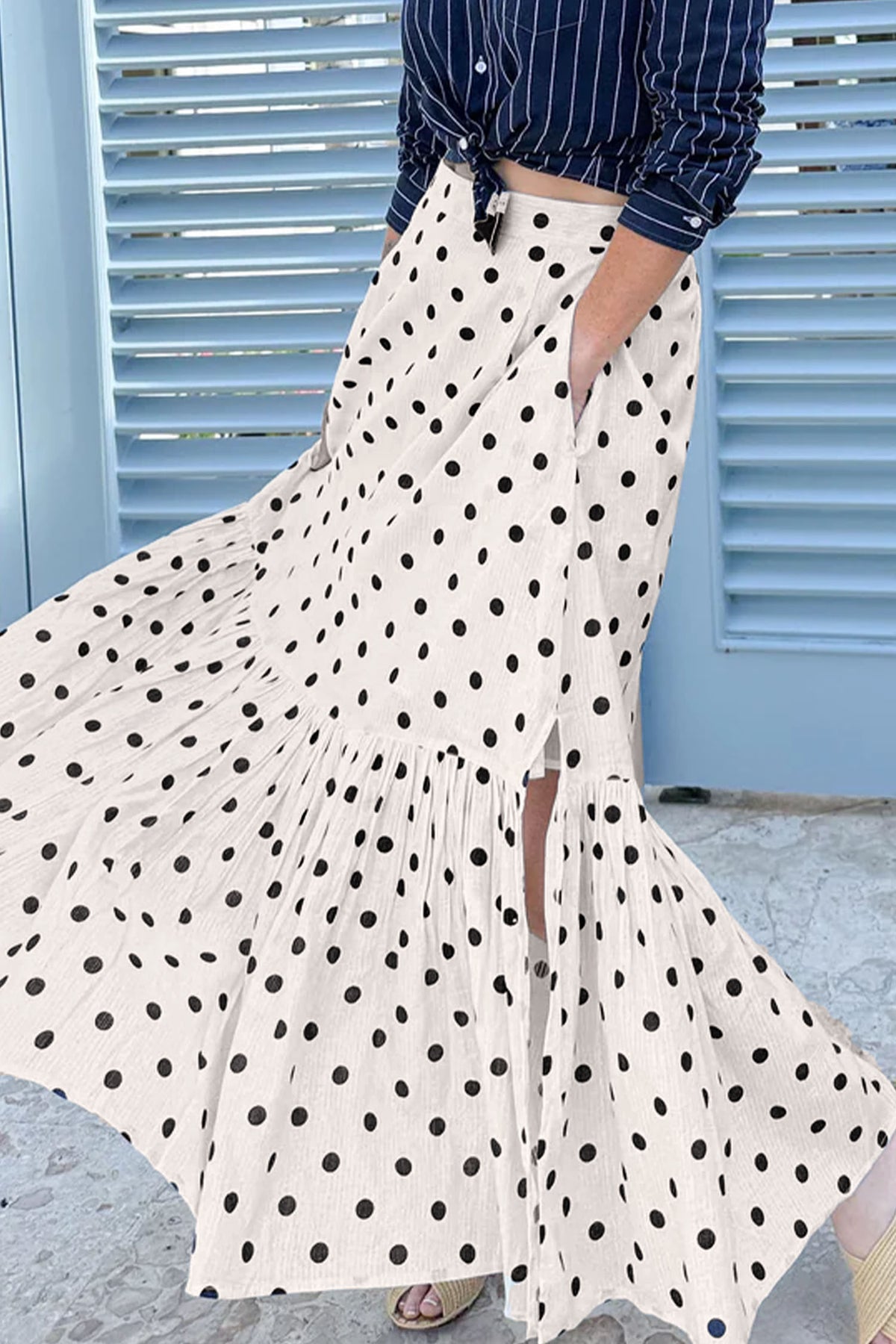 Jupe longue blanche à pois noirs, fente latérale et volants en étages
