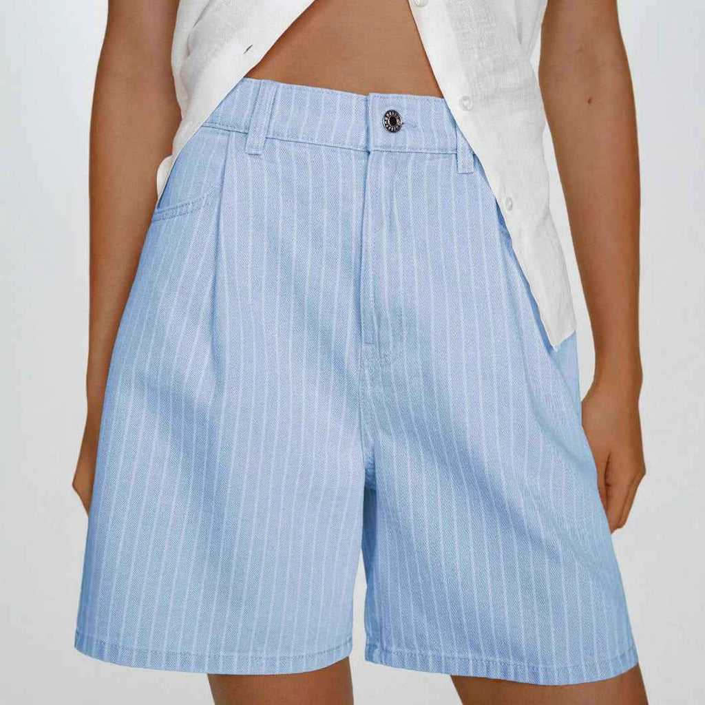 Short en jean taille haute bleu ciel à rayures fines, fermeture boutonnée, passants