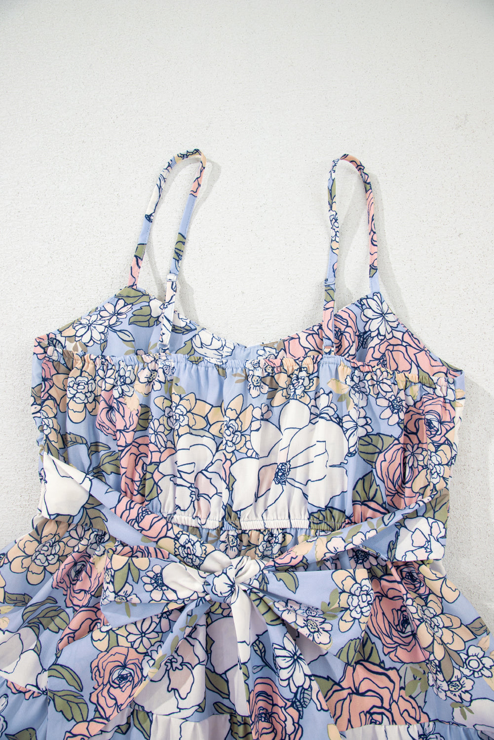 Haut de robe fleurie bleu ciel, encolure arrondie, bretelles spaghetti et volants