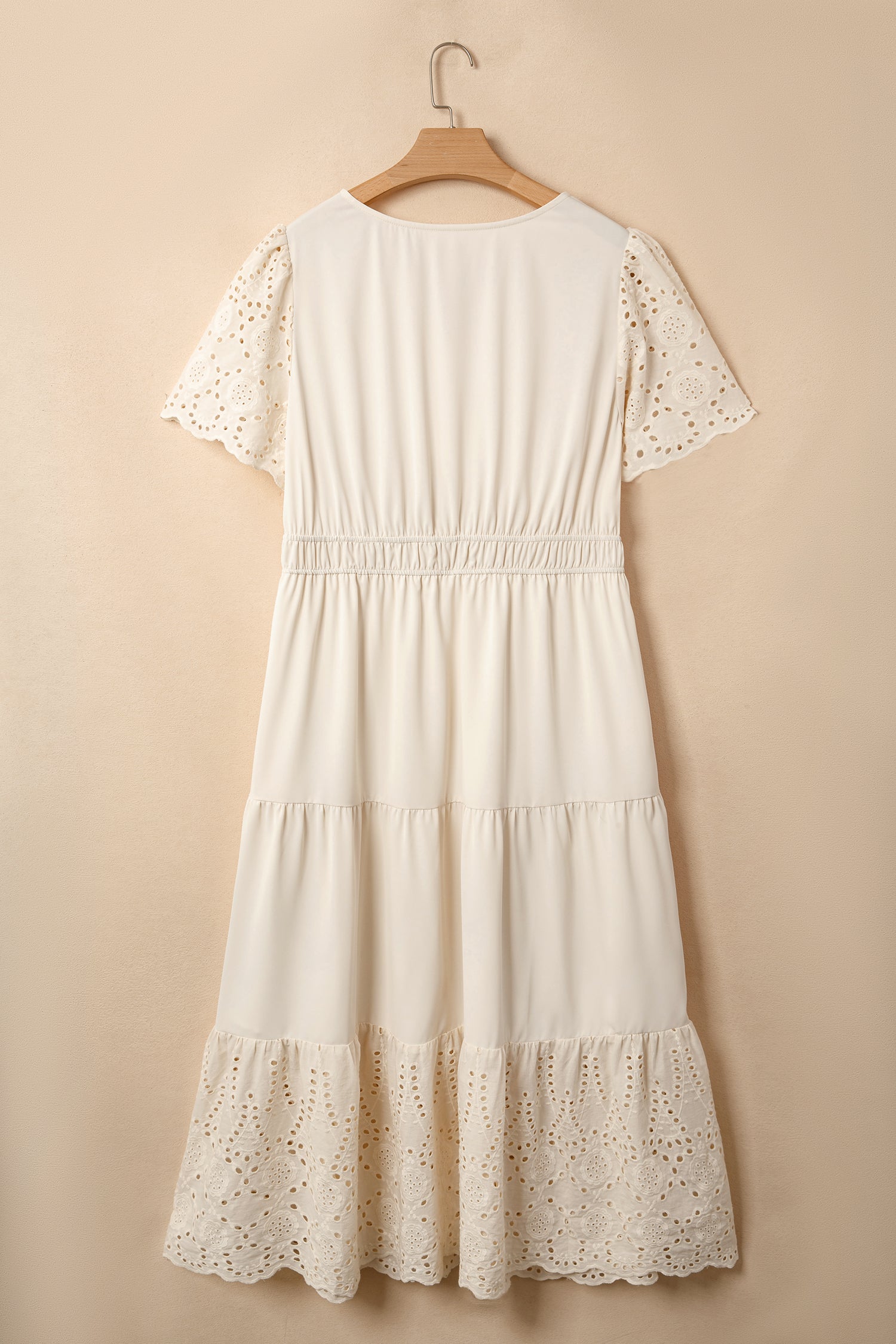 Robe maxi dentelle au dos, manches courtes, taille froncée et ourlet ajouré
