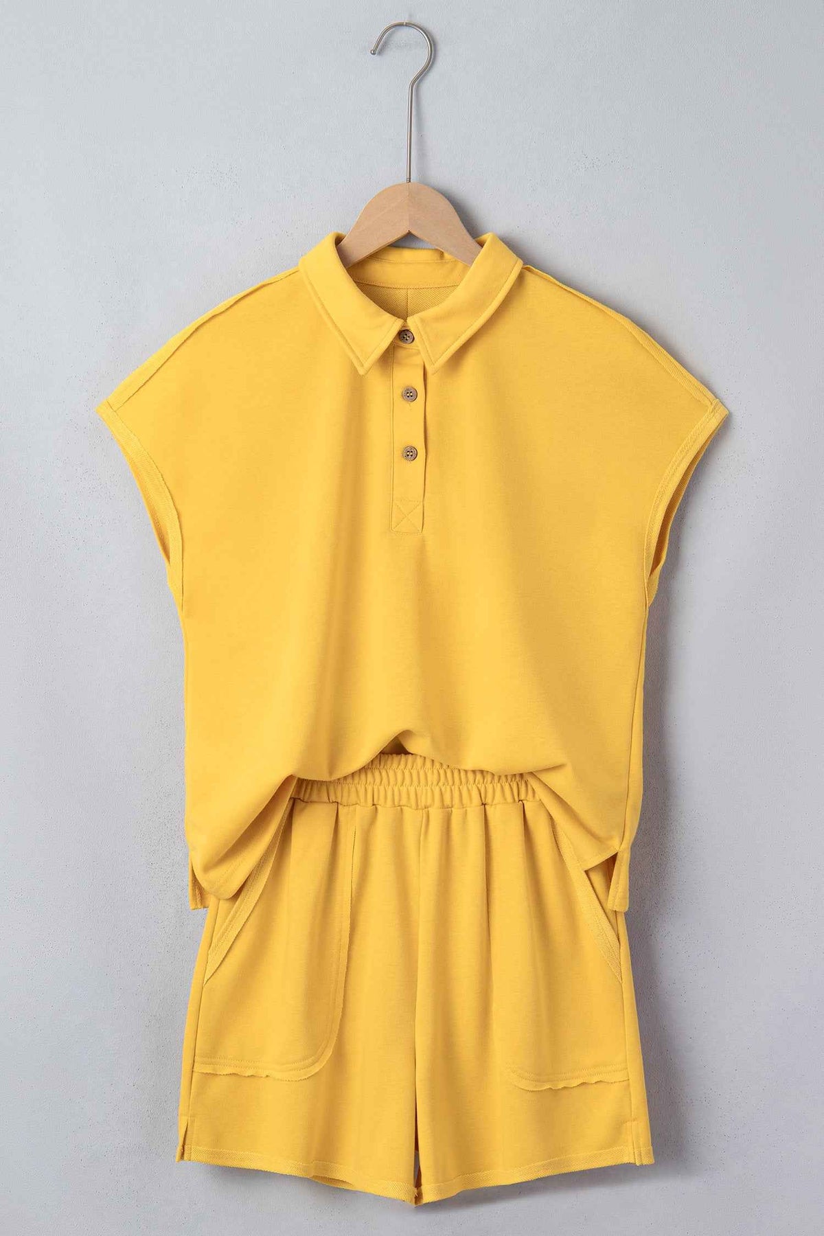 Ensemble polo et short pour femme jaune, polo à boutons et short fluide à taille élastique.