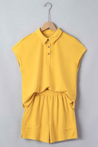 Ensemble polo et short pour femme jaune, polo à boutons et short fluide à taille élastique.