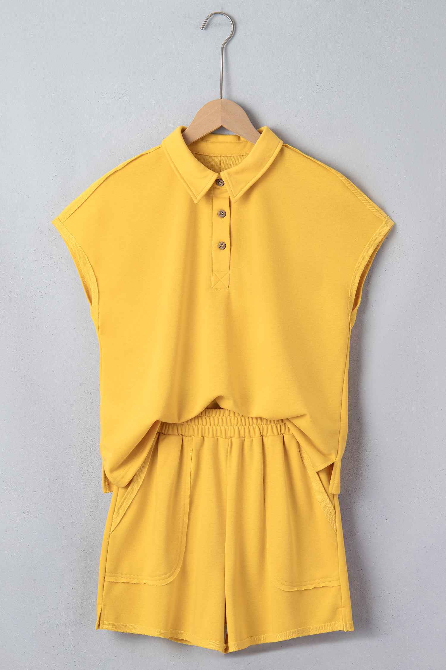 Ensemble polo et short pour femme jaune, polo à boutons et short fluide à taille élastique.