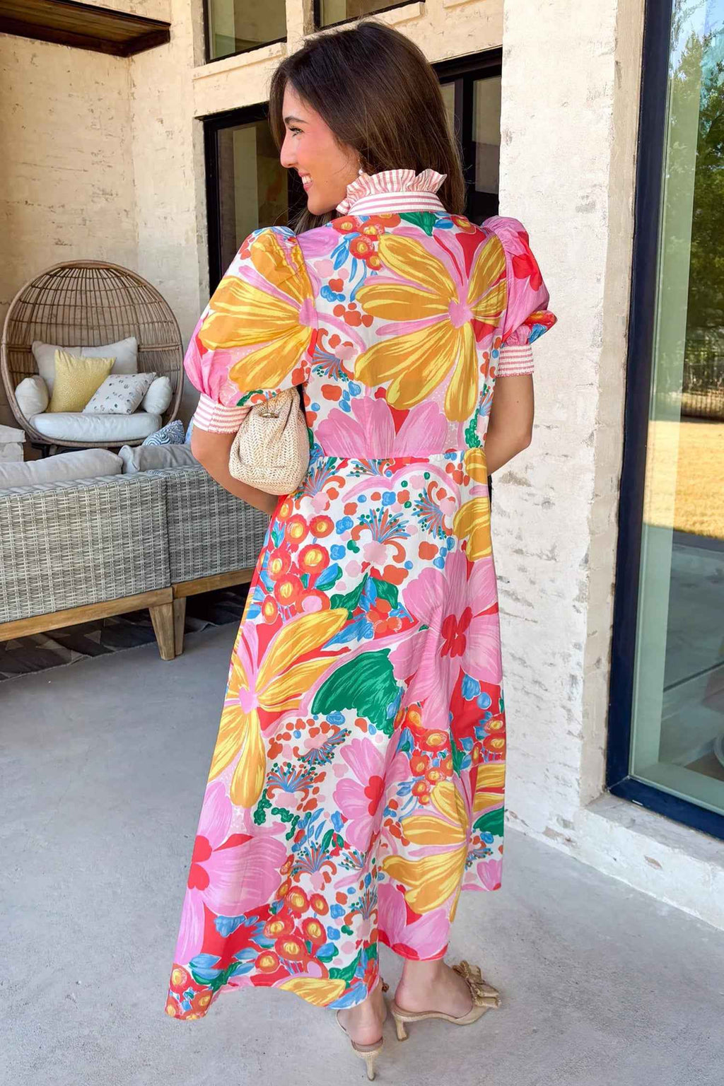 Robe longue imprimée multicolore, vue de dos, col montant, manches courtes bouffantes, boutons.
