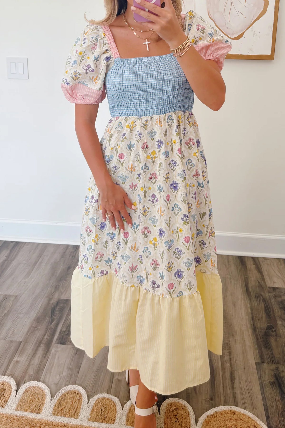 Robe longue: buste bleu smocké, jupe fleurie, manches bouffantes roses, bas volanté crème.