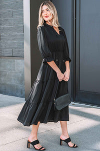 Robe maxi noire à volants étagés, encolure V, manches 3/4 froncées.