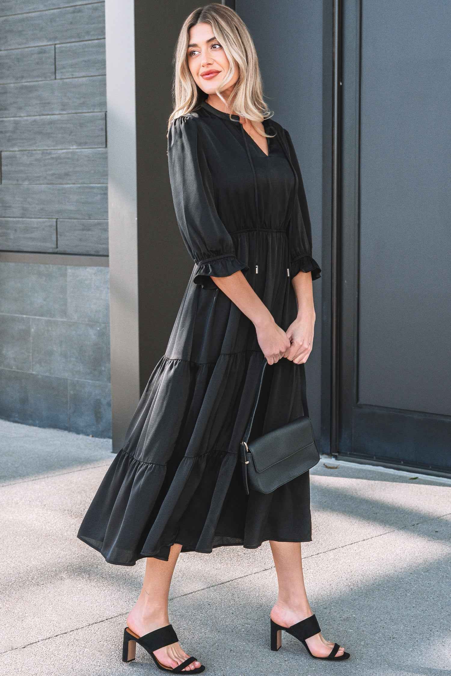 Robe maxi noire à volants étagés, encolure V, manches 3/4 froncées.