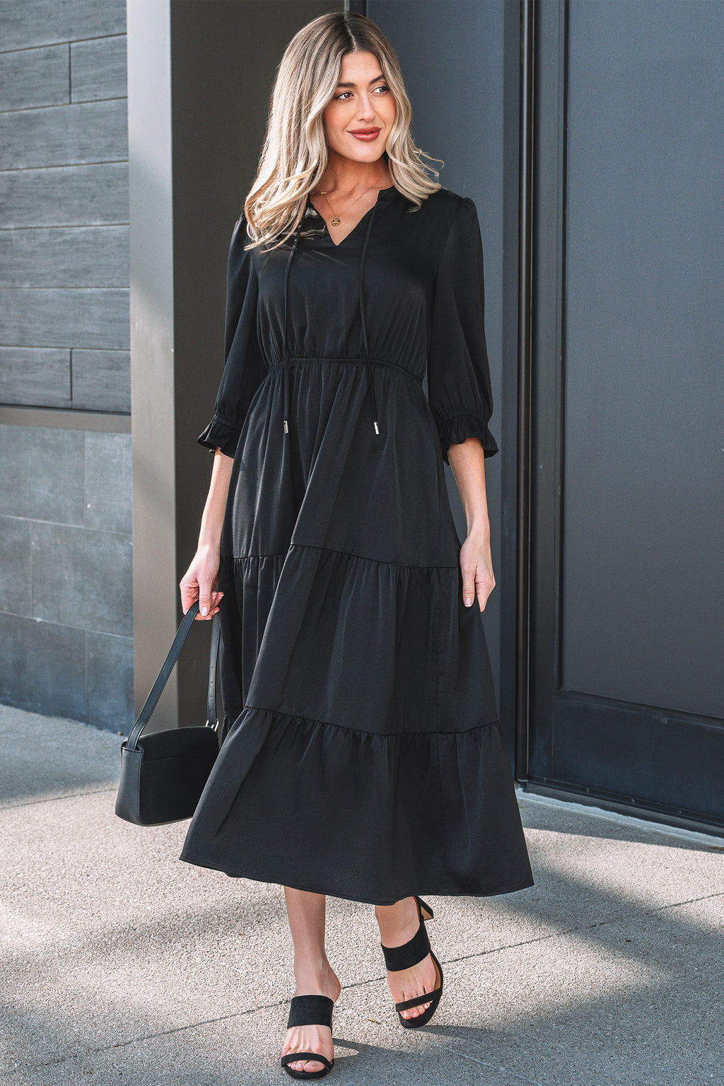 Robe maxi noire à volants étagés, taille froncée, manches 3/4, col V.