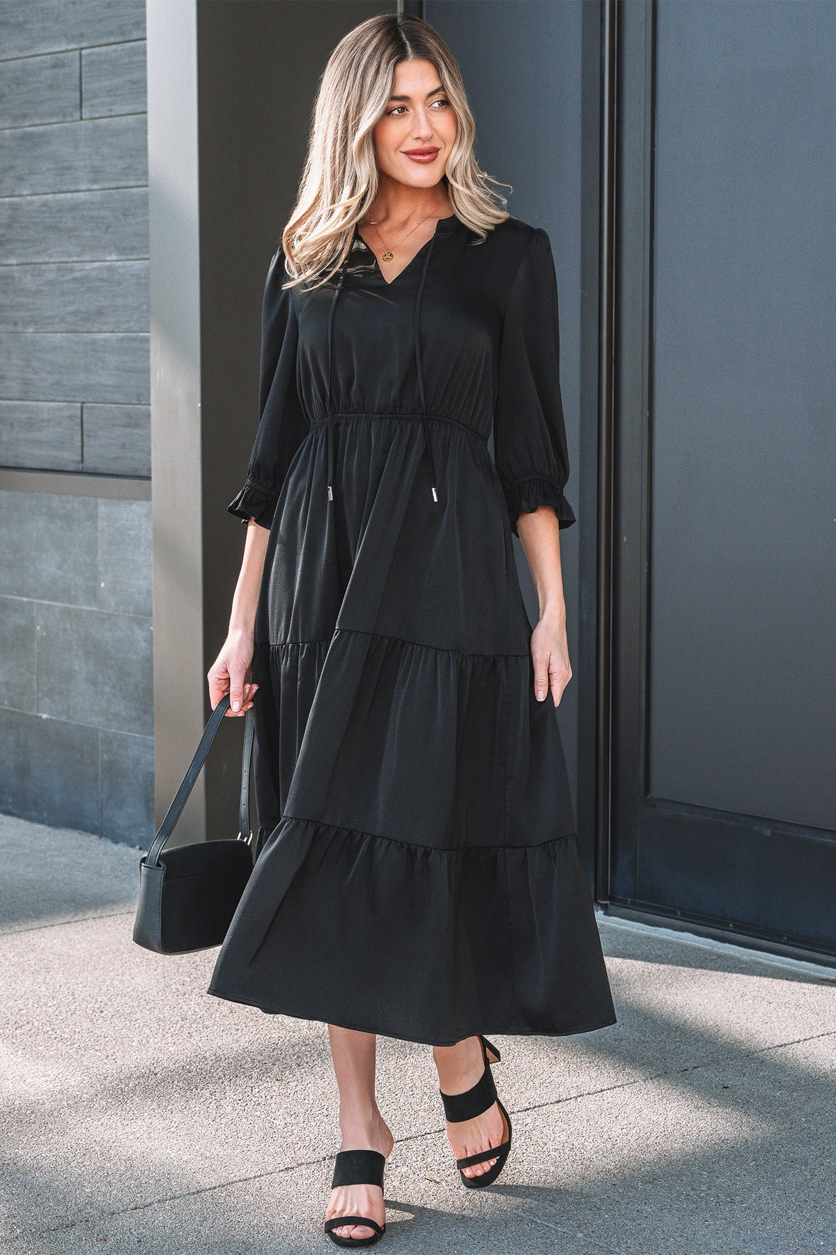 Robe maxi noire à volants étagés, taille froncée, manches 3/4, col V.