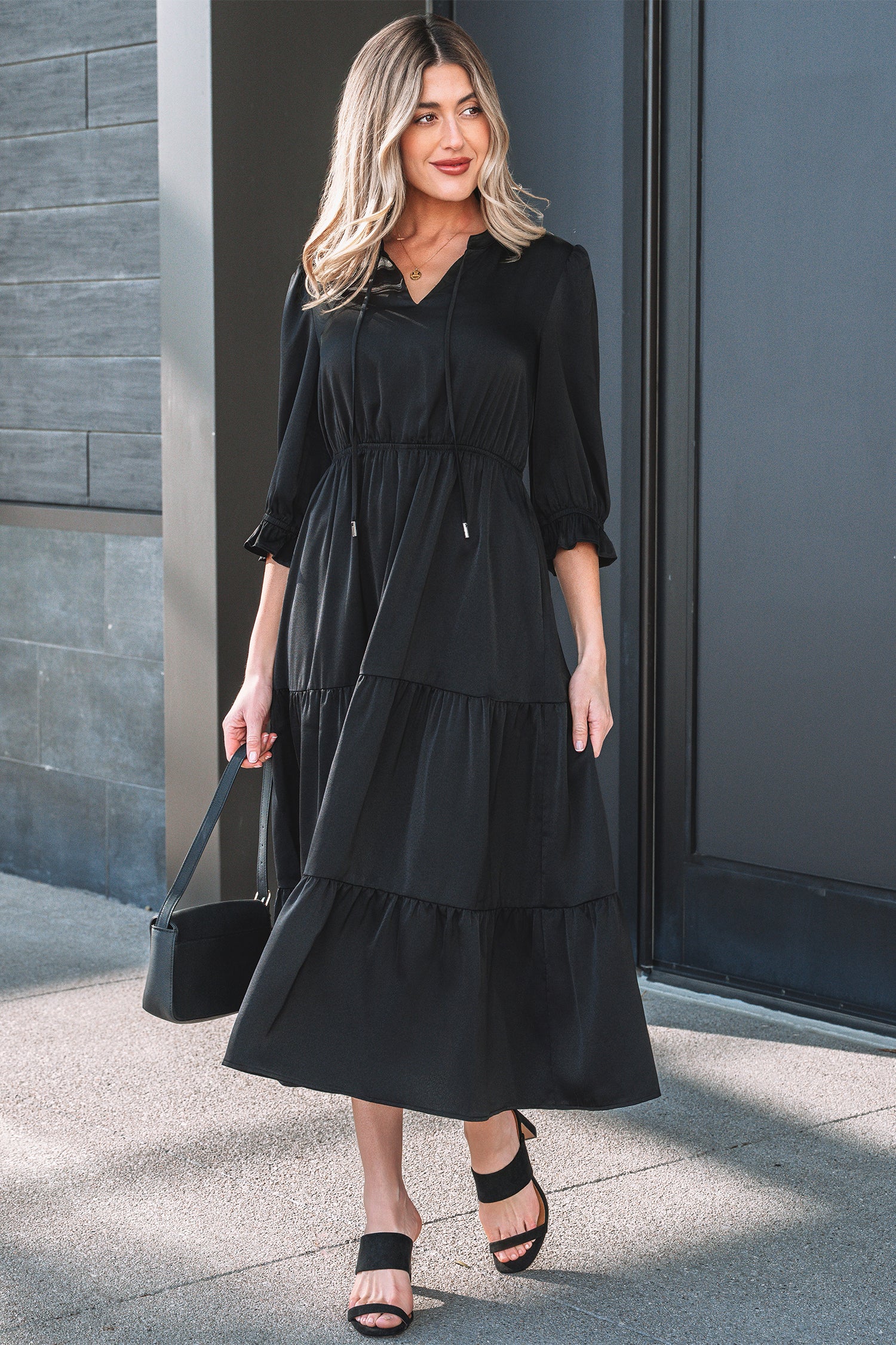 Robe maxi noire à volants étagés, taille froncée, manches 3/4, col V.