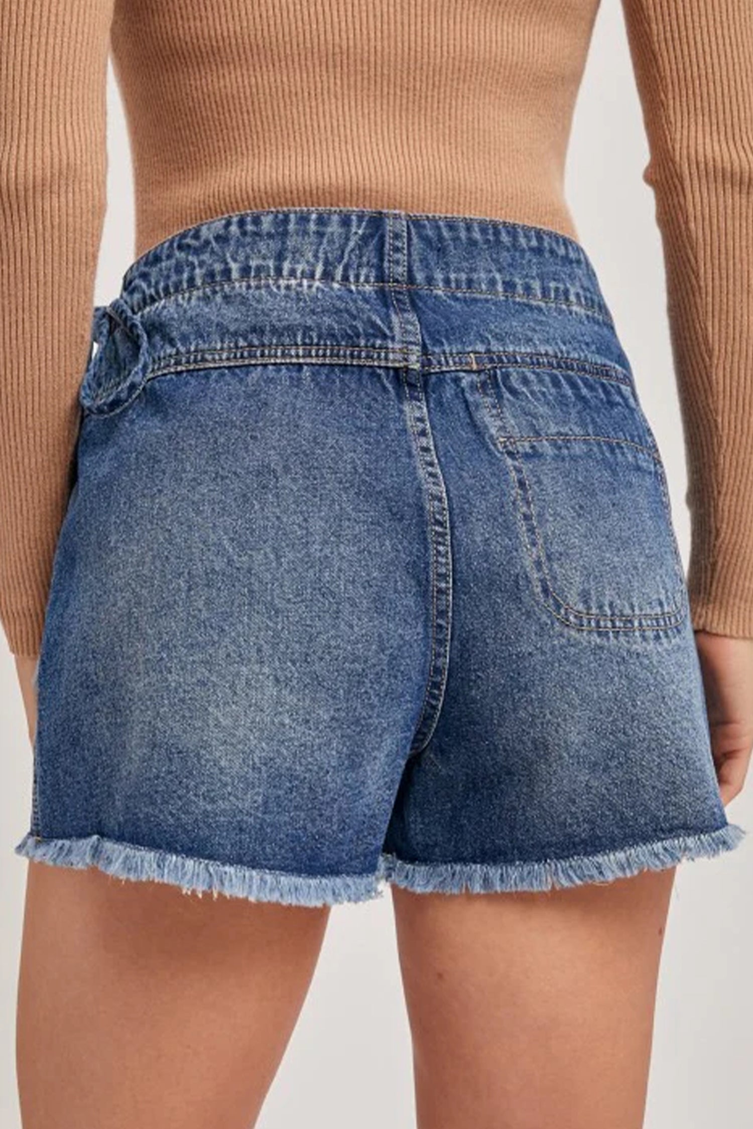 Short en jean bleu à taille boutonnée et ourlet effiloché