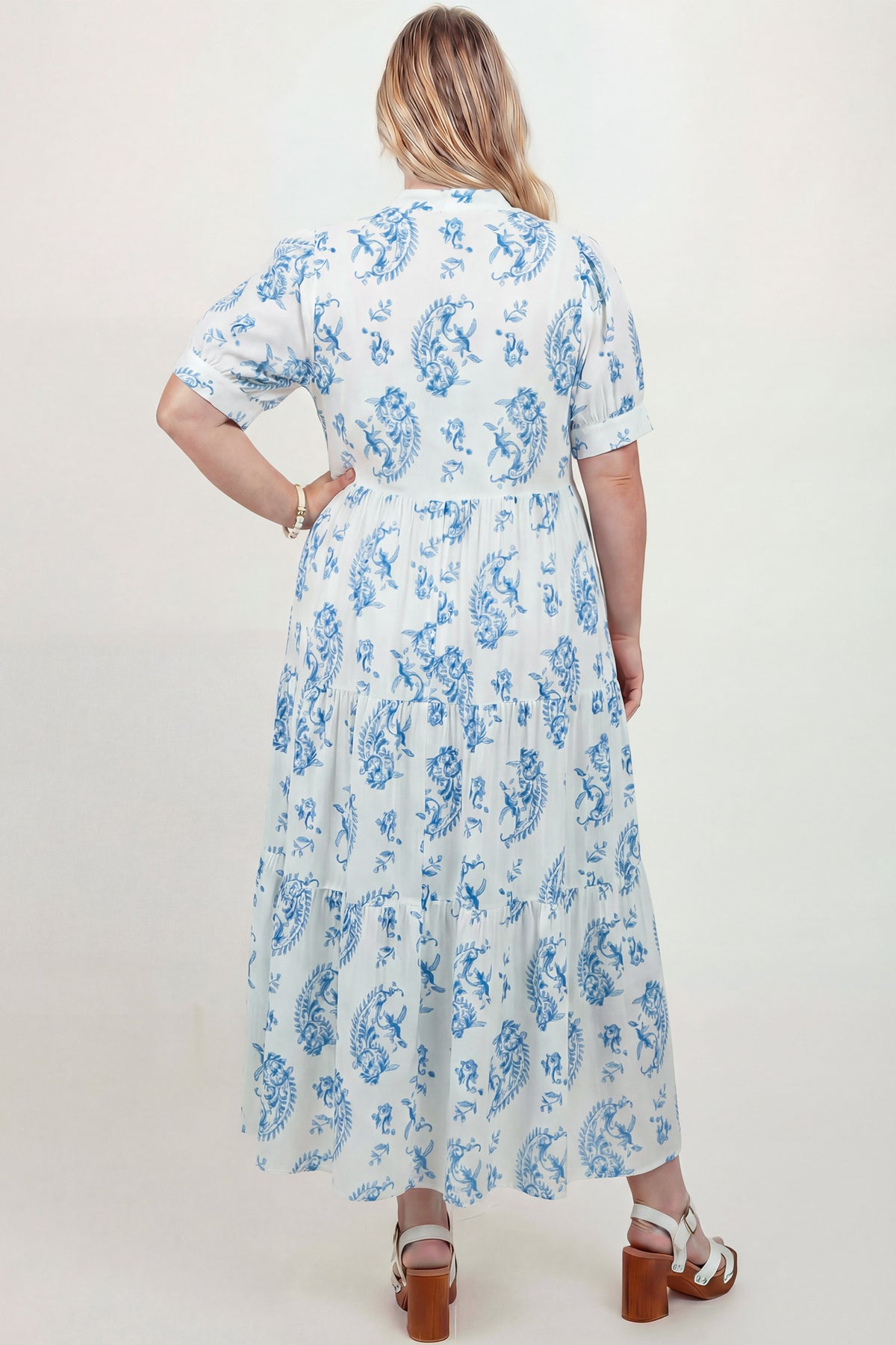 Robe maxi bleu ciel à fleurs vue de dos, taille froncée et ourlet évasé.