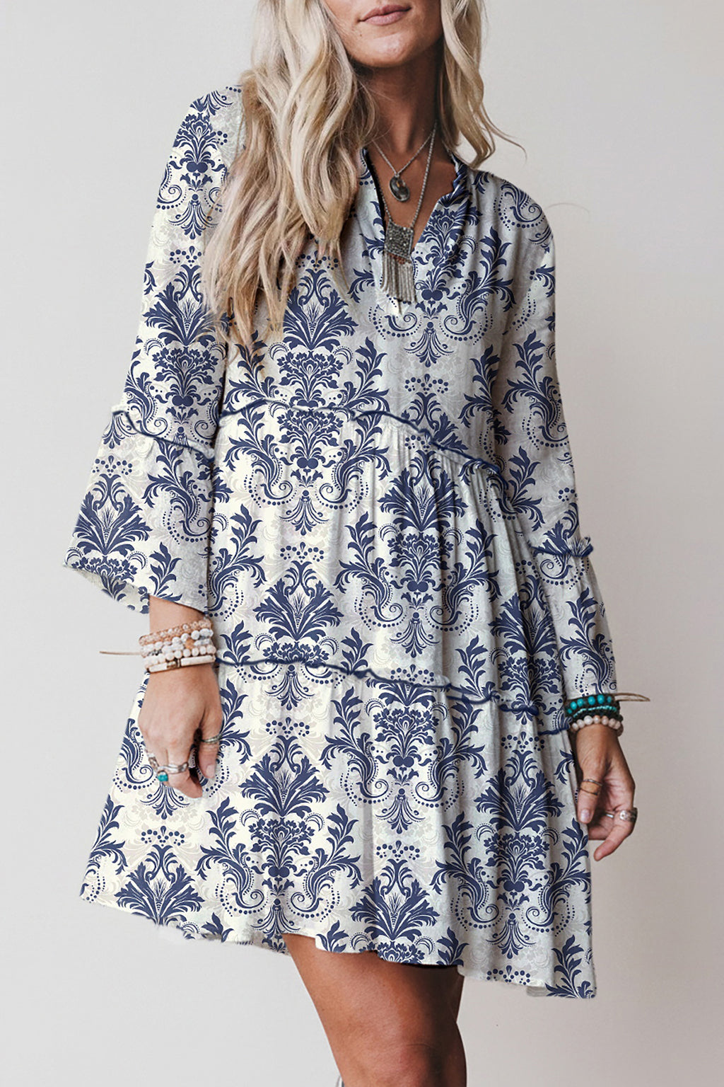 Robe mini beige à motifs bleu, manches 3/4 évasées, taille froncée