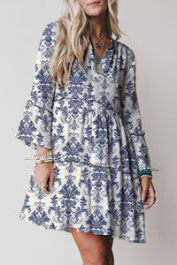 Robe mini beige à motifs bleu, manches 3/4 évasées, taille froncée