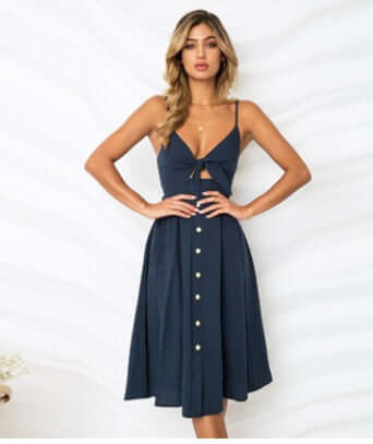 Robe longue dos nu bleue marine, bretelles à nœud, sans manches, boutons devant, coupe fourreau.