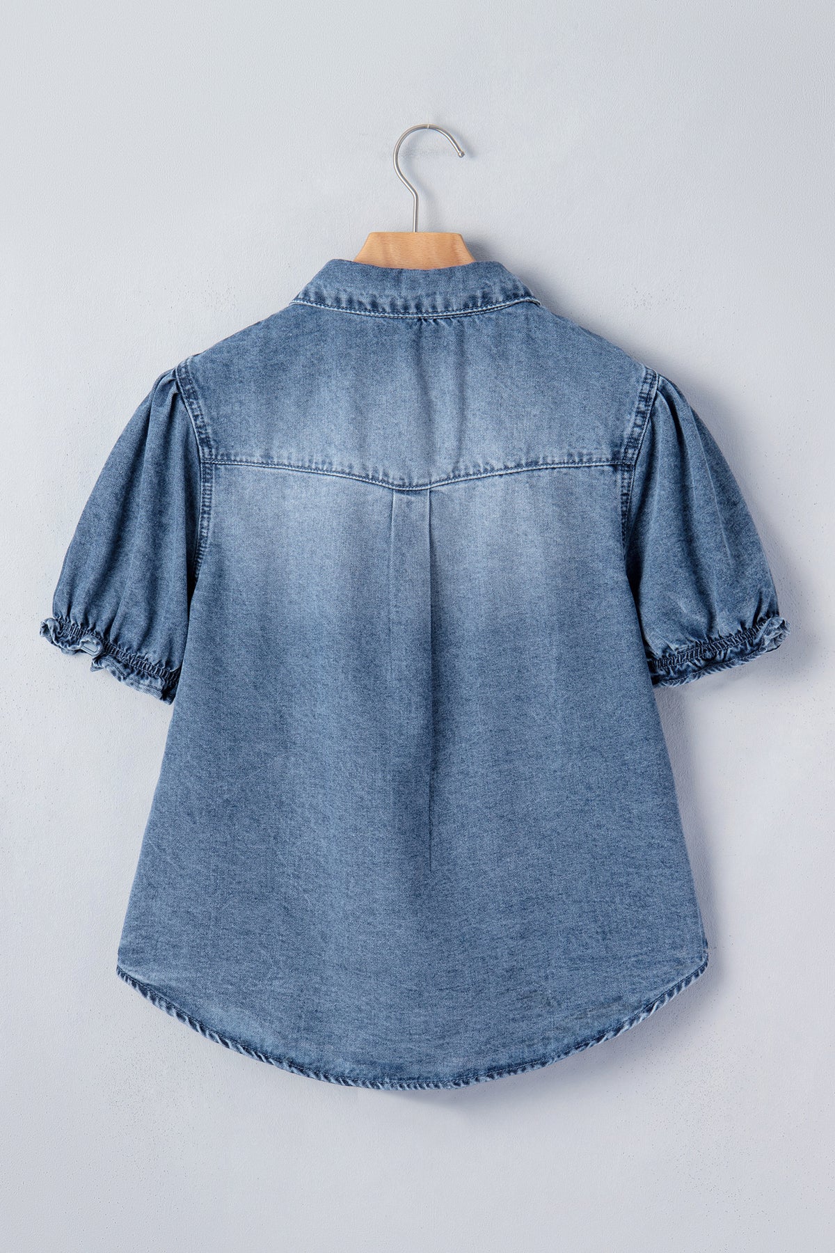 Chemisier en denim bleu pour femme, vue dos, manches bouffantes et boutons.