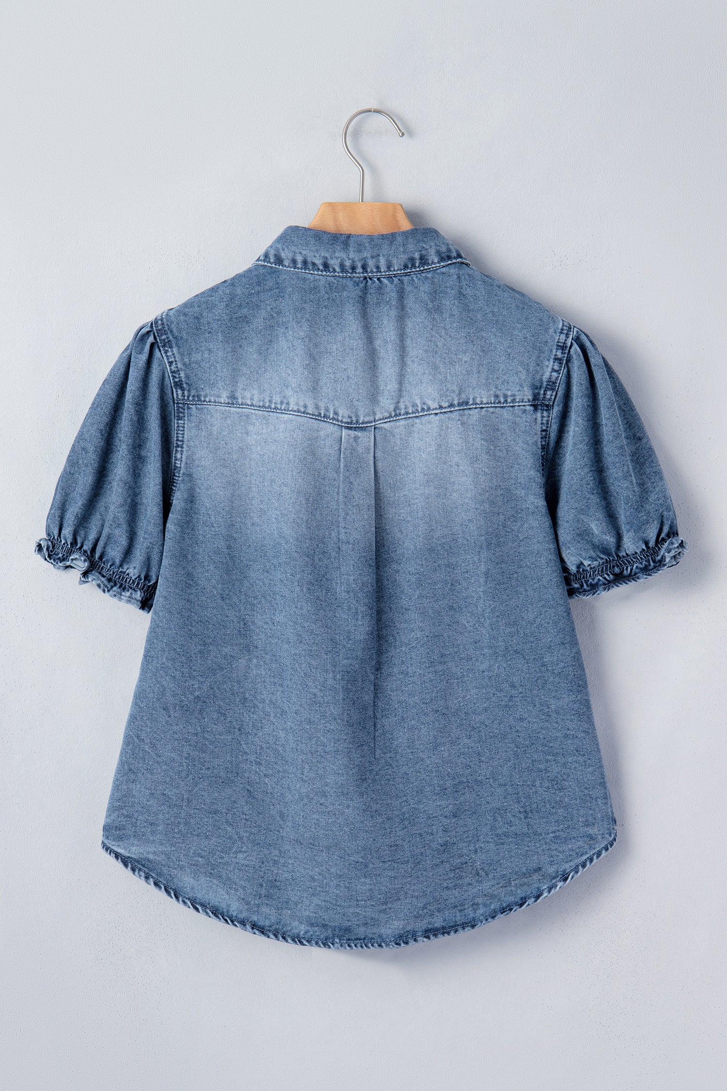 Chemisier en denim bleu pour femme, vue dos, manches bouffantes et boutons.