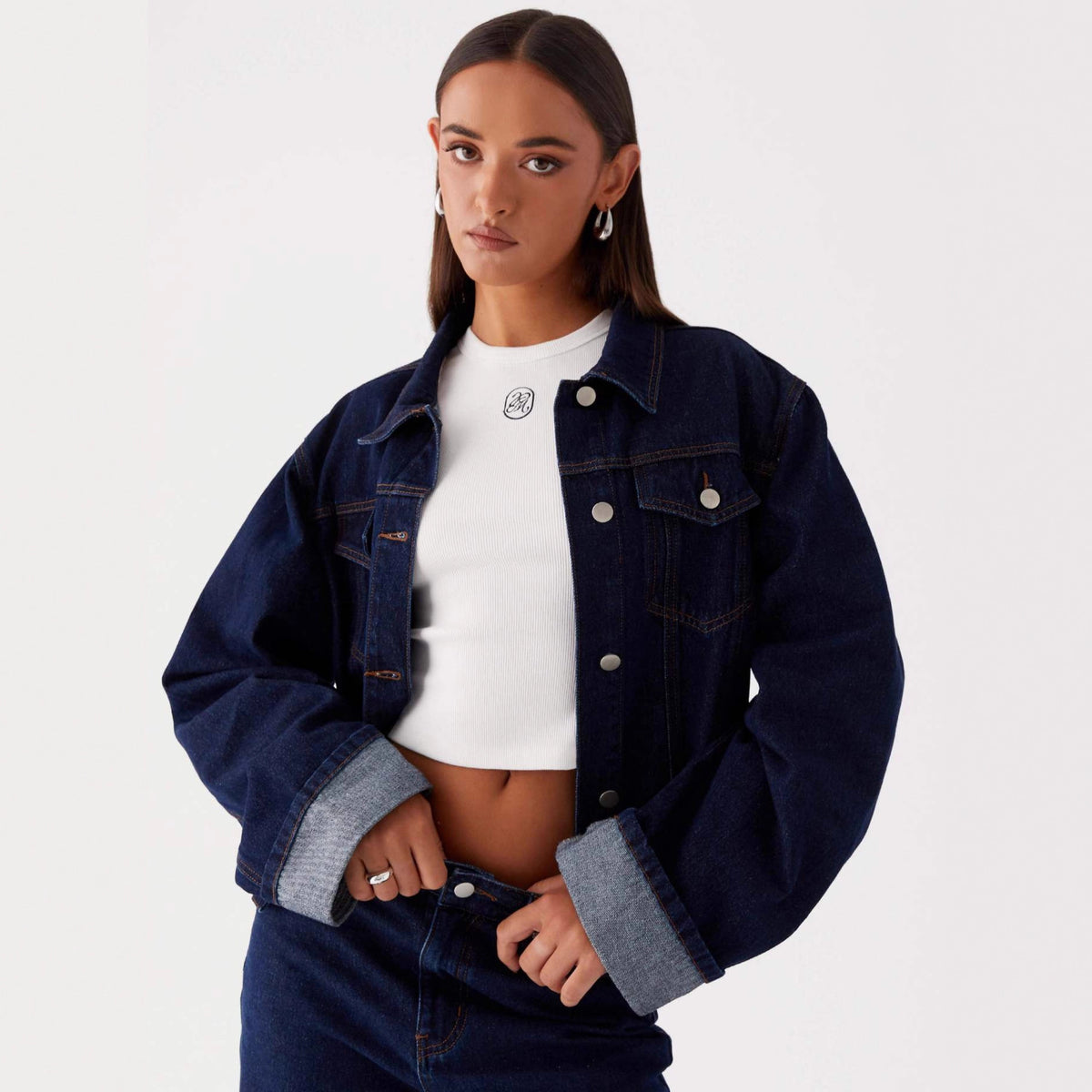 Veste en jean bleu foncé pour femme, col classique, boutons, poches poitrine à rabat.