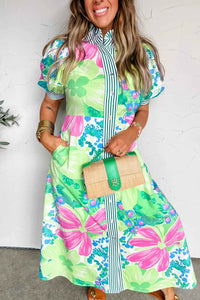 Robe longue à col montant, imprimé vert et rose, manches courtes bouffantes, liseré vertical boutonné.
