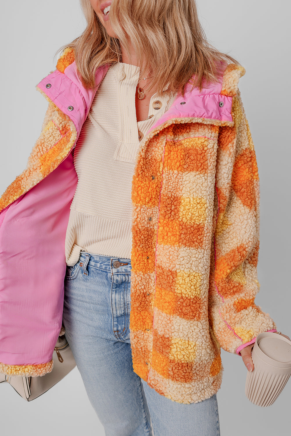 Veste sherpa à capuche orange à carreaux, patte rose, poches avant visibles