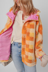 Veste sherpa à capuche orange à carreaux, patte rose, poches avant visibles