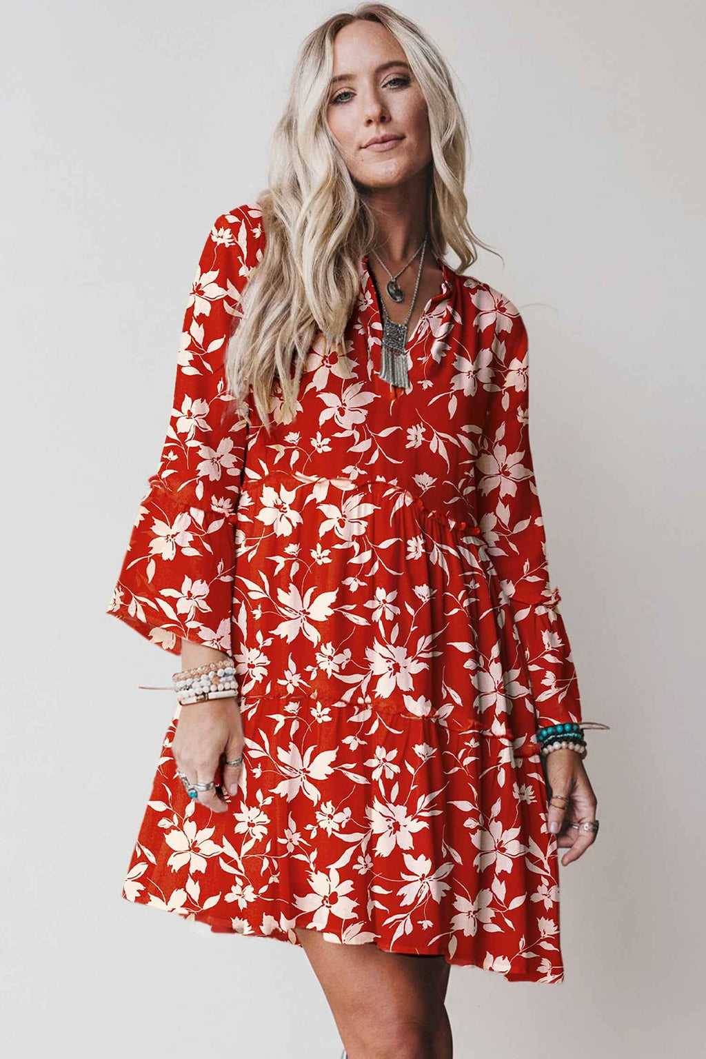 Robe mini rouge à fleurs blanches, manches 3/4 évasées, taille froncée