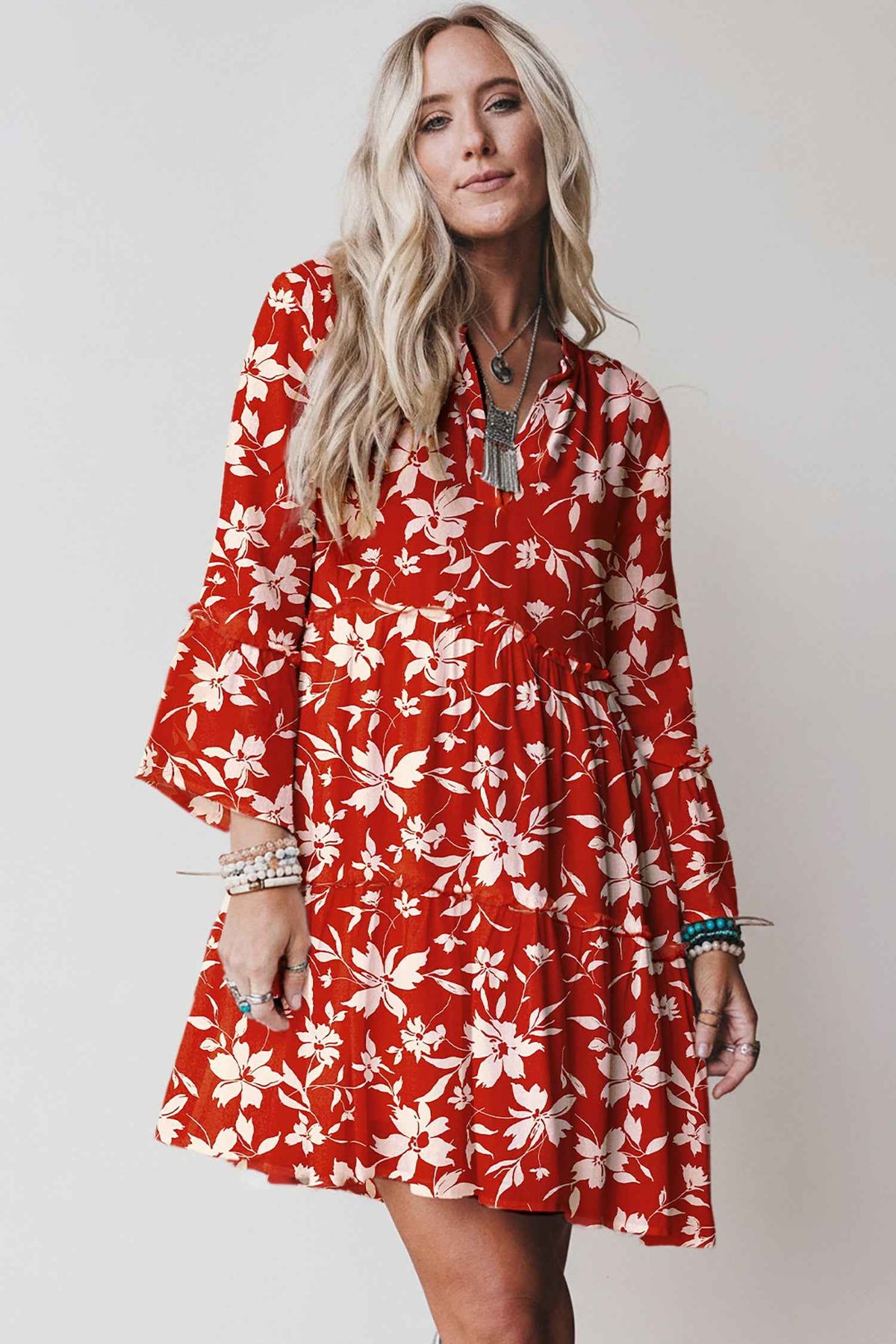 Robe mini rouge à fleurs blanches, manches 3/4 évasées, taille froncée