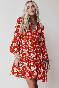 Robe mini rouge à fleurs blanches, manches 3/4 évasées, taille froncée
