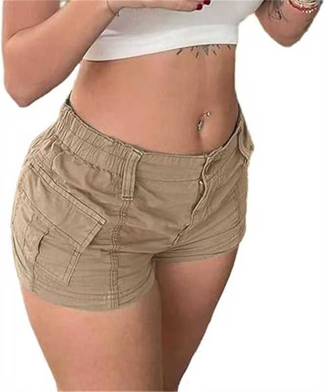 Short femme beige en tissu, taille élastique, poches plaquées et bouton.