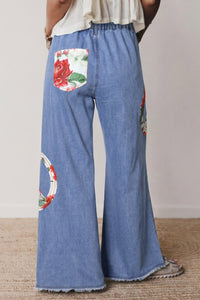 Jean bleu clair ample, patch floral signe de la paix sur la jambe