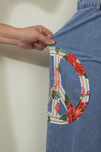 Jean bleu clair ample, gros patch floral signe de la paix sur la poche