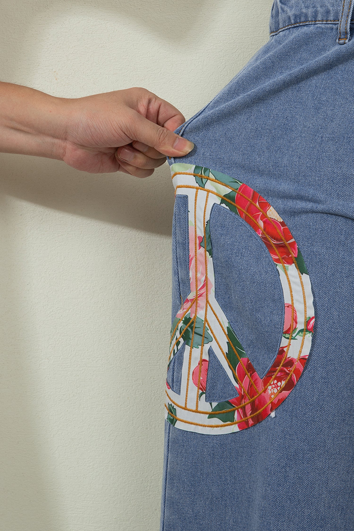 Jean bleu clair ample, gros patch floral signe de la paix sur la poche