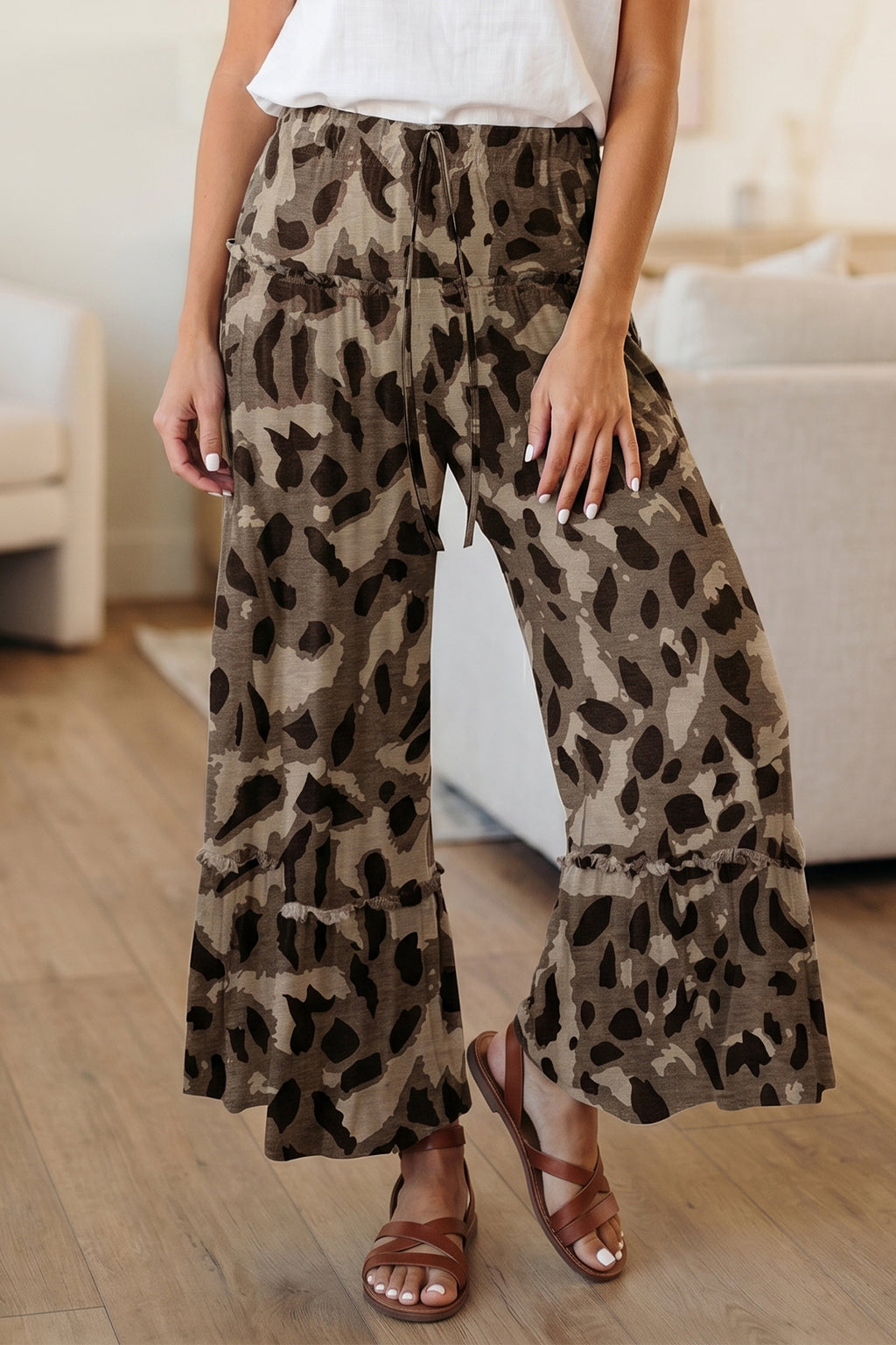 Pantalon ample camouflage marron, taille élastique et ourlet à volants