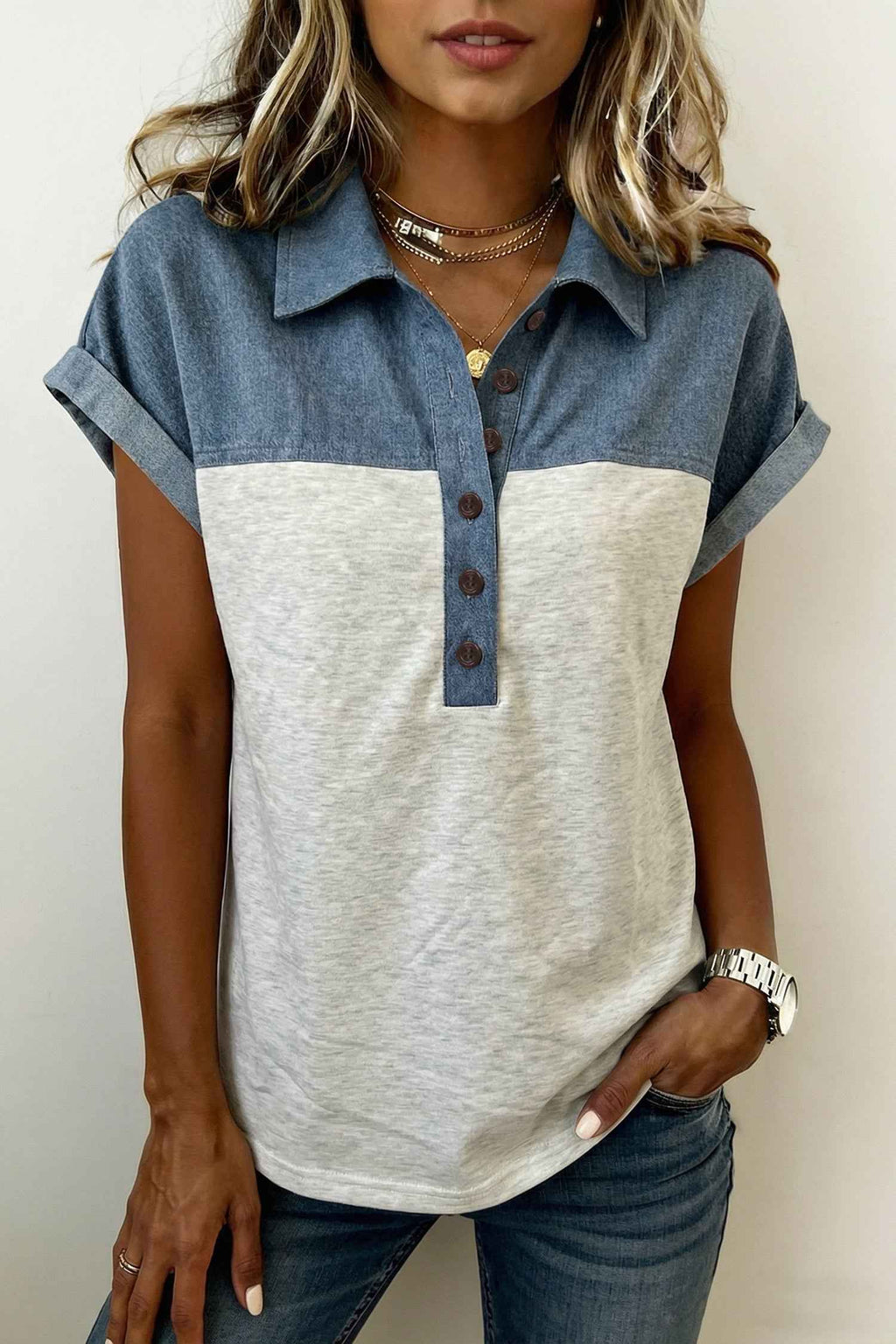 Polo en denim patchwork bicolore pour femme : haut bleu et bas gris clair, col boutonné