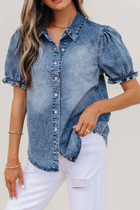 Chemisier en denim bleu à col et manches courtes bouffantes, boutons-pression.