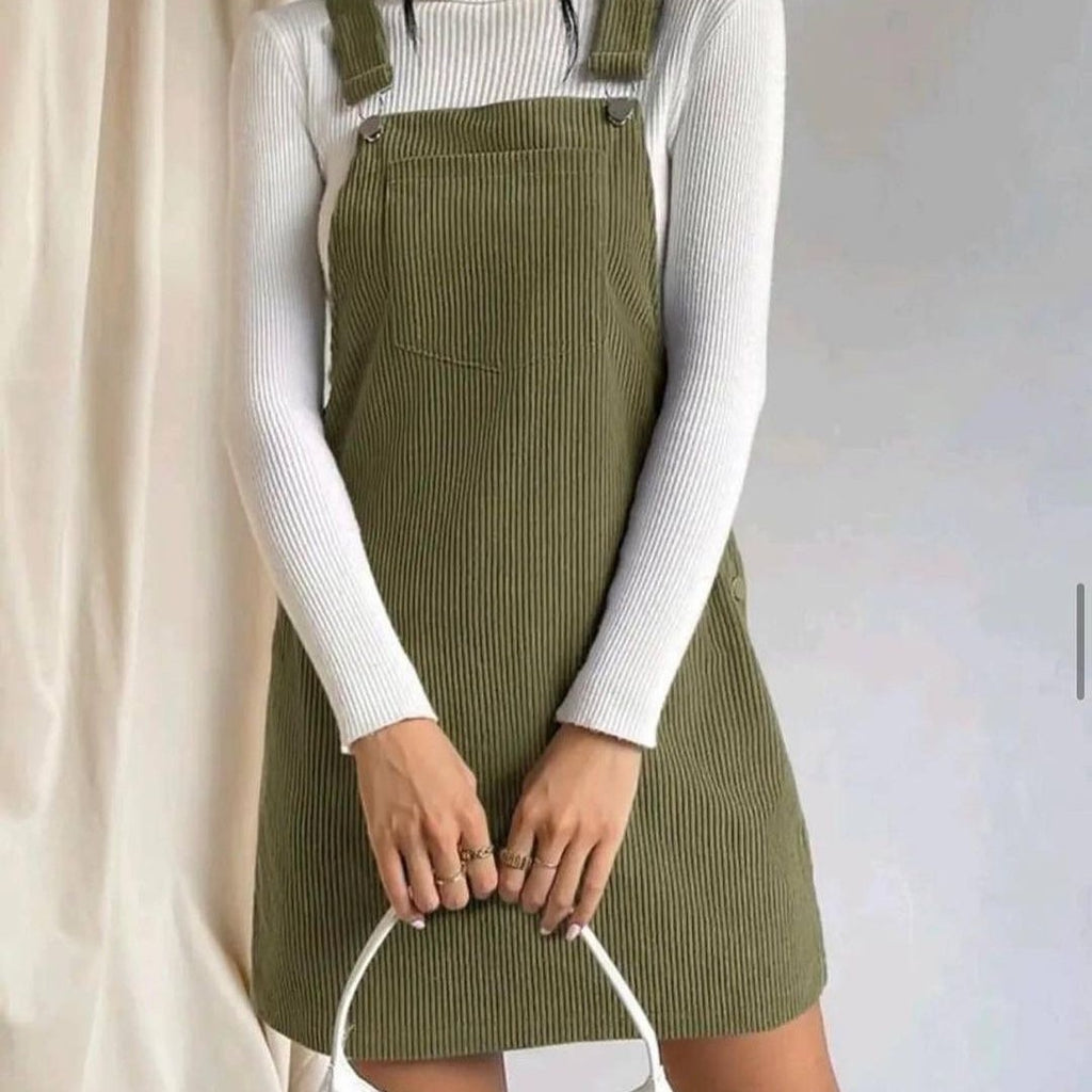 Robe sans manches en velours côtelé vert foncé, bretelles boutonnées, coupe droite.