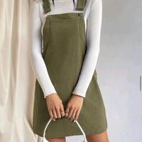 Robe sans manches en velours côtelé vert foncé, bretelles boutonnées, coupe droite.