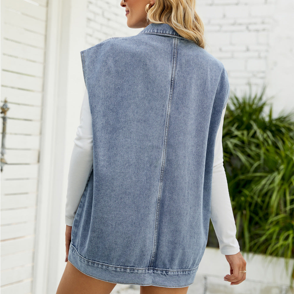 Gilet en jean bleu clair sans manches, vue dos, couture centrale et ourlet