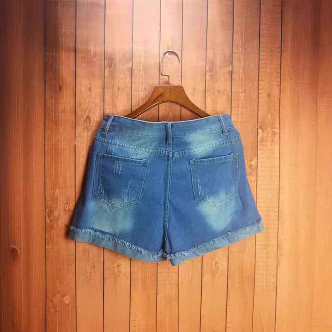 Short en jean bleu délavé sur cintre, poches avant et ourlet effiloché
