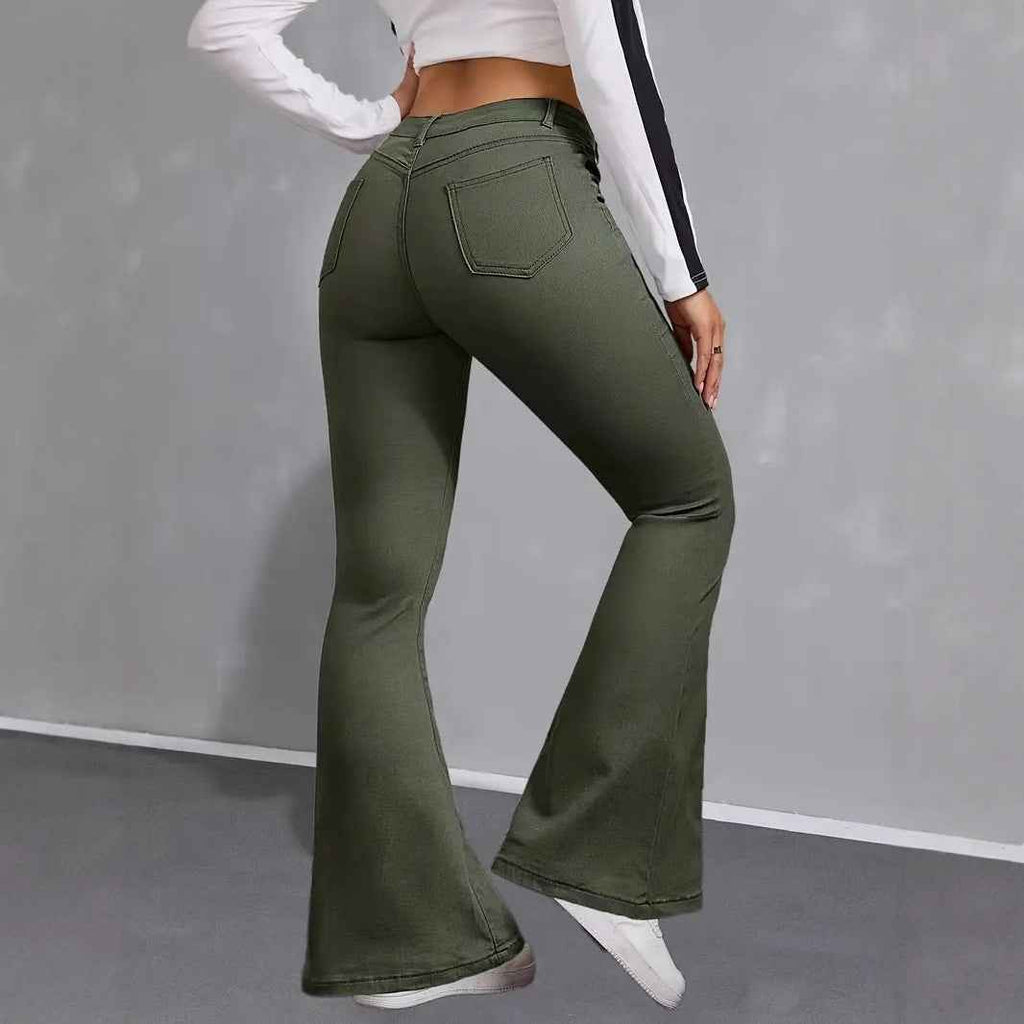 Jean évasé femme vert militaire, poches avant, coutures sur la jambe, bas évasé