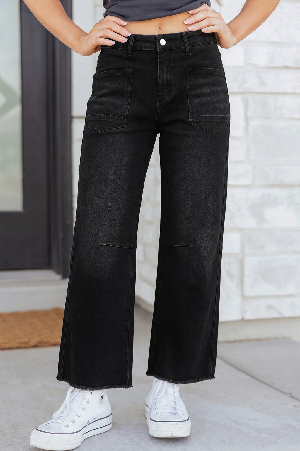 Jean droit femme taille haute noir, poches plaquées et ourlet droit, style décontracté