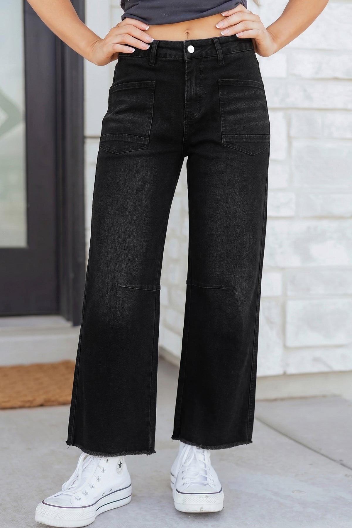Jean droit femme taille haute noir, poches plaquées et ourlet droit, style décontracté