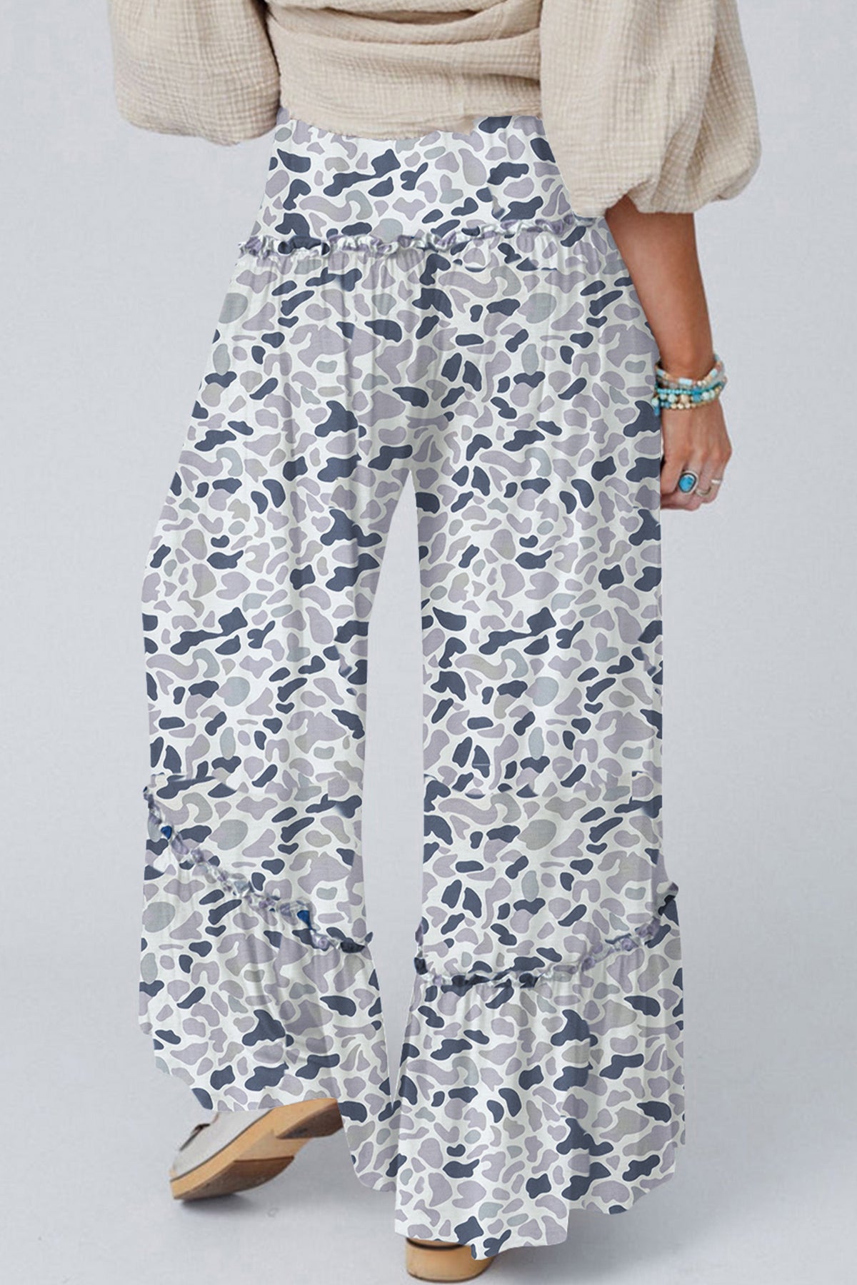 Pantalon ample camouflage bleu clair, taille élastique, jambes larges et volants au bas