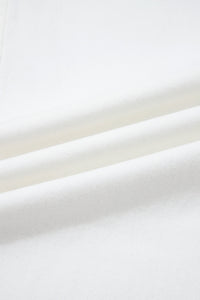 Denim blanc, gros plan sur la texture du tissu, surface lisse et dense.