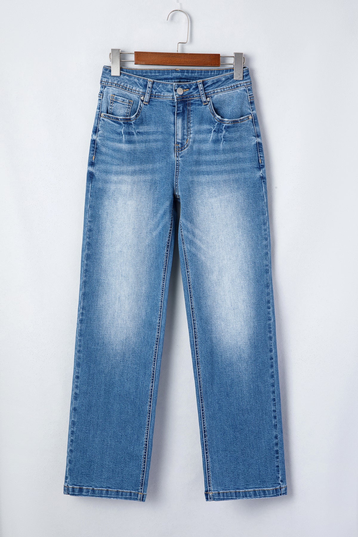 Jean taille haute coupe droite bleu myosotis, vue de face avec poches et braguette