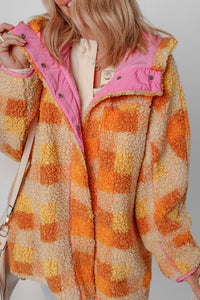Veste sherpa orange à carreaux, capuche doublée rose, boutons pression visibles