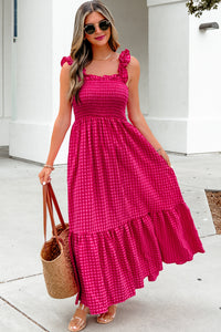 Robe longue à carreaux rose vif, volants en bas, encolure carrée smockée